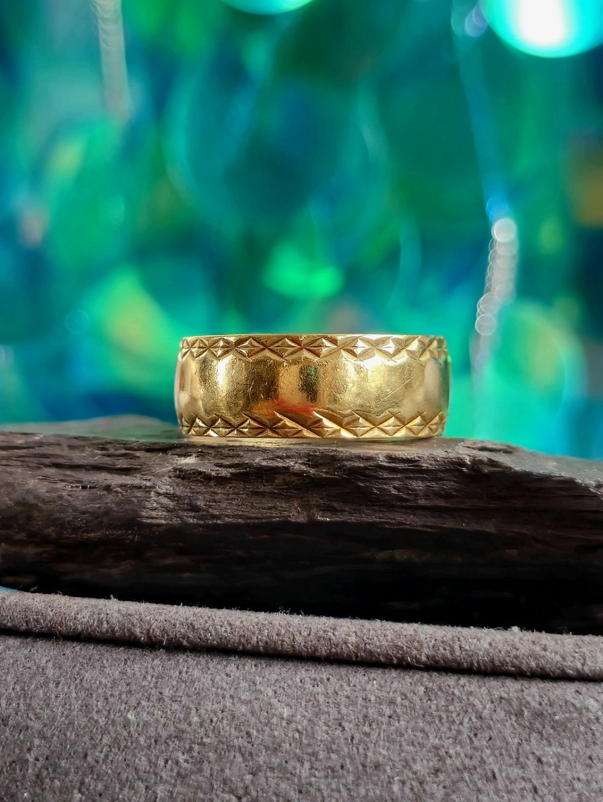 Solid 9ct Yellow Gold Wedding Band Ring with Pattern 7mm wide size: N 4grams