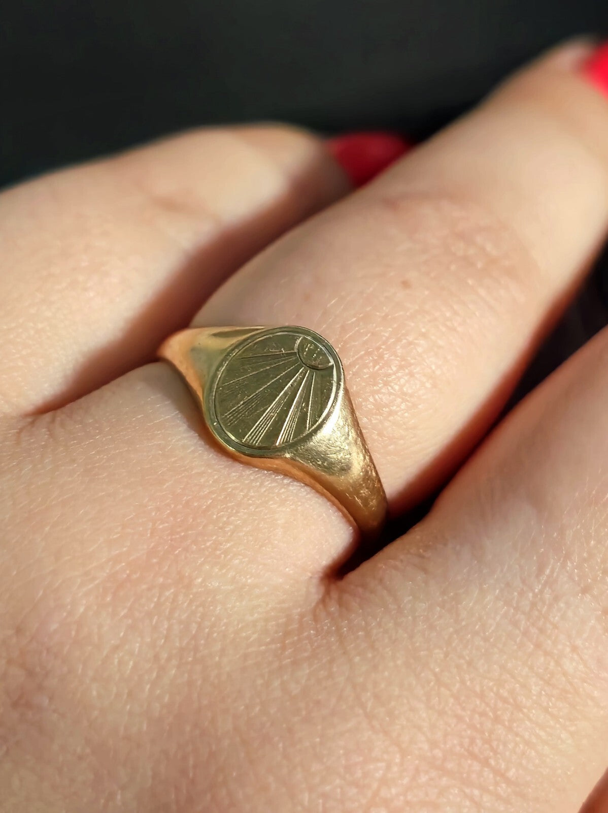 Vintage Solid 9ct Yellow Gold Oval Signet Ring size: P+ Sunburst Pattern 2.3g
