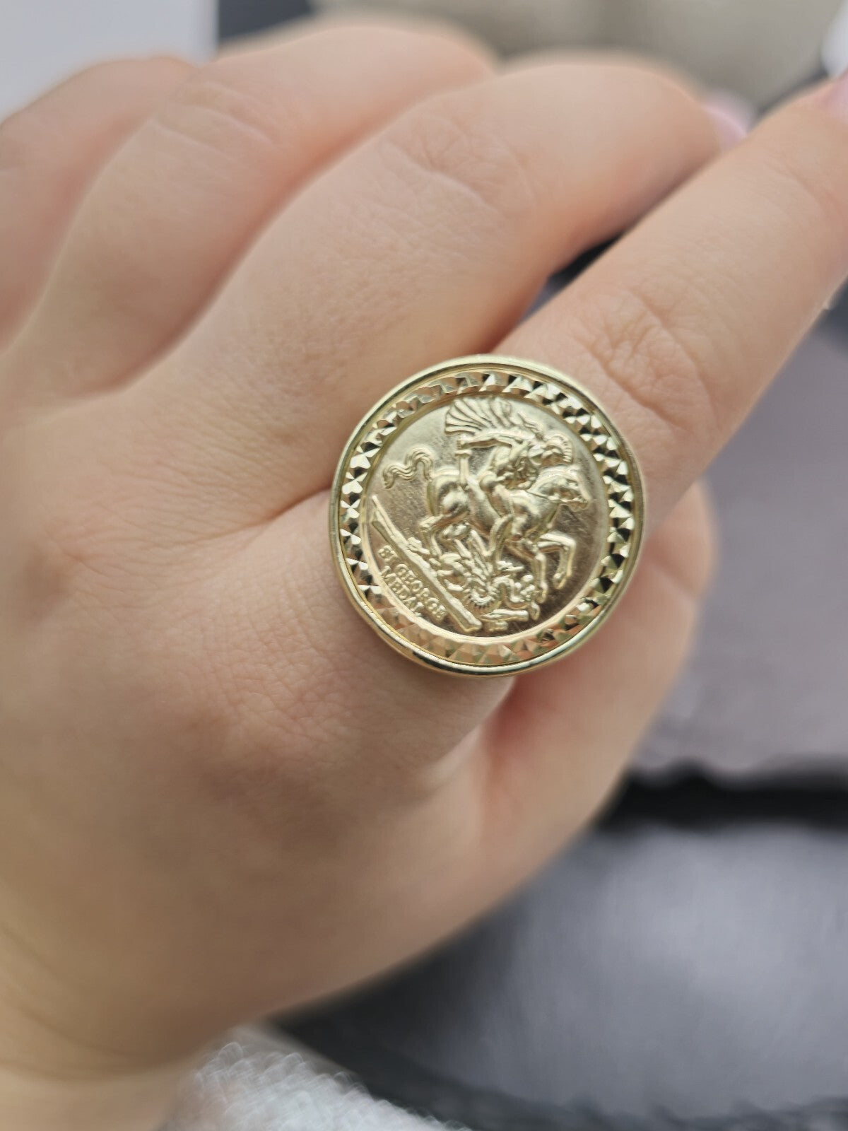 New Solid 9ct Yellow Gold Signet Full Sovereign Coin Ring size V Hallmakerd 24mm