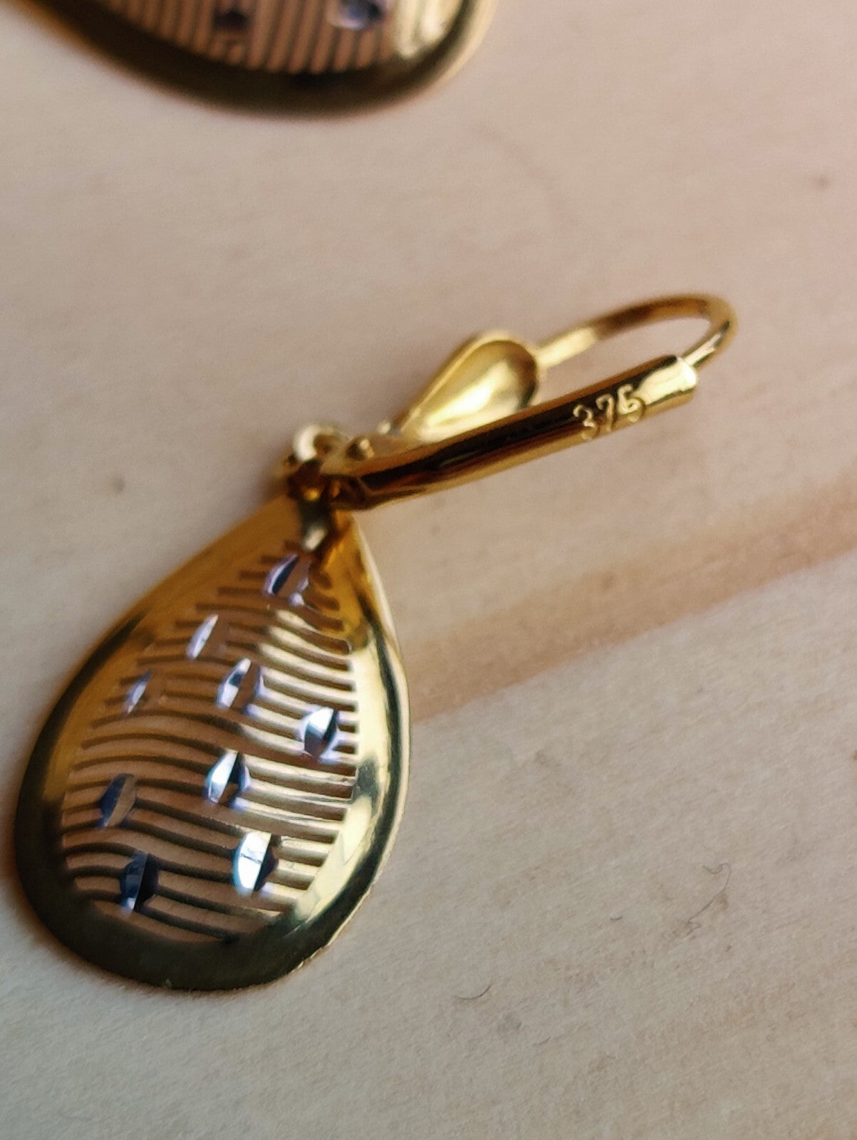 9ct Yellow Gold Drop Dangling Earrings Leverback Hallmarked Pear Shape Lovely