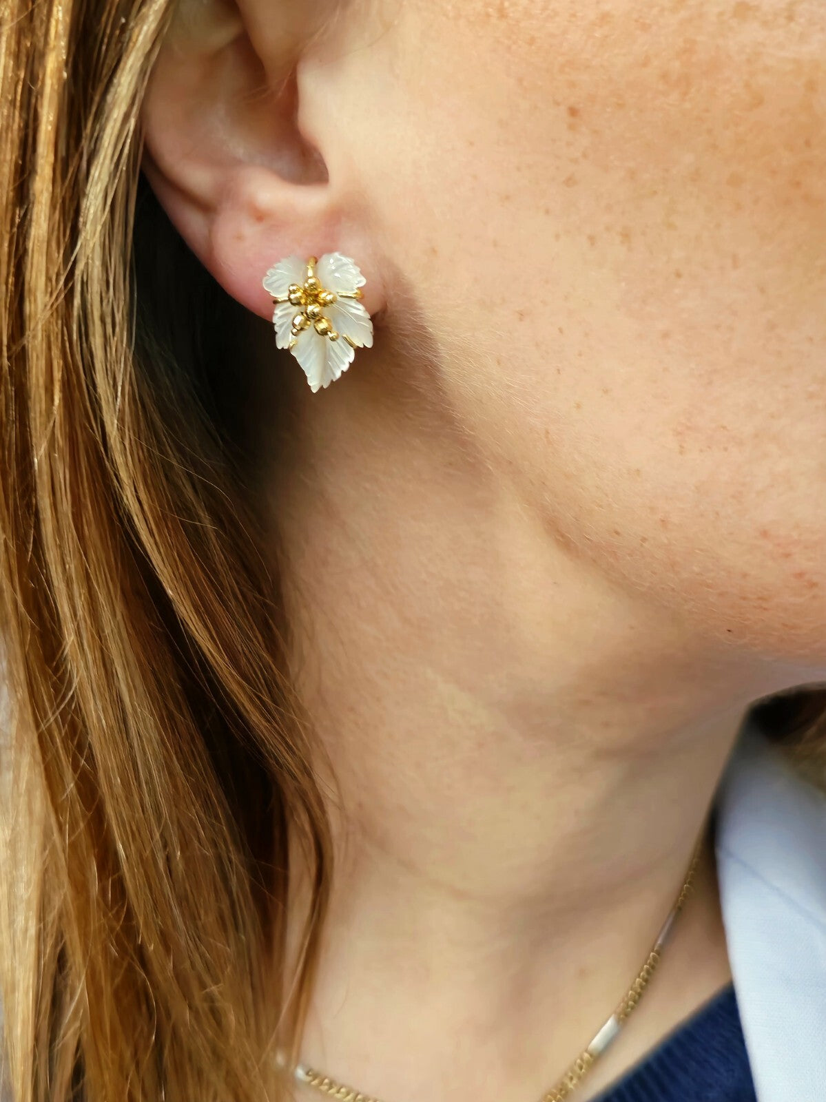 Elegant 18K Yellow Gold Mother Of Pearl Leaf Earrings Studs Omega Clasp Fancy