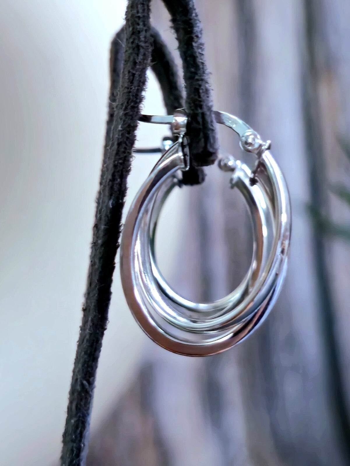 9ct Solid White Gold Crossed Hoop Earrings 26mm Twist Hoops Matt/Shiny Hinge