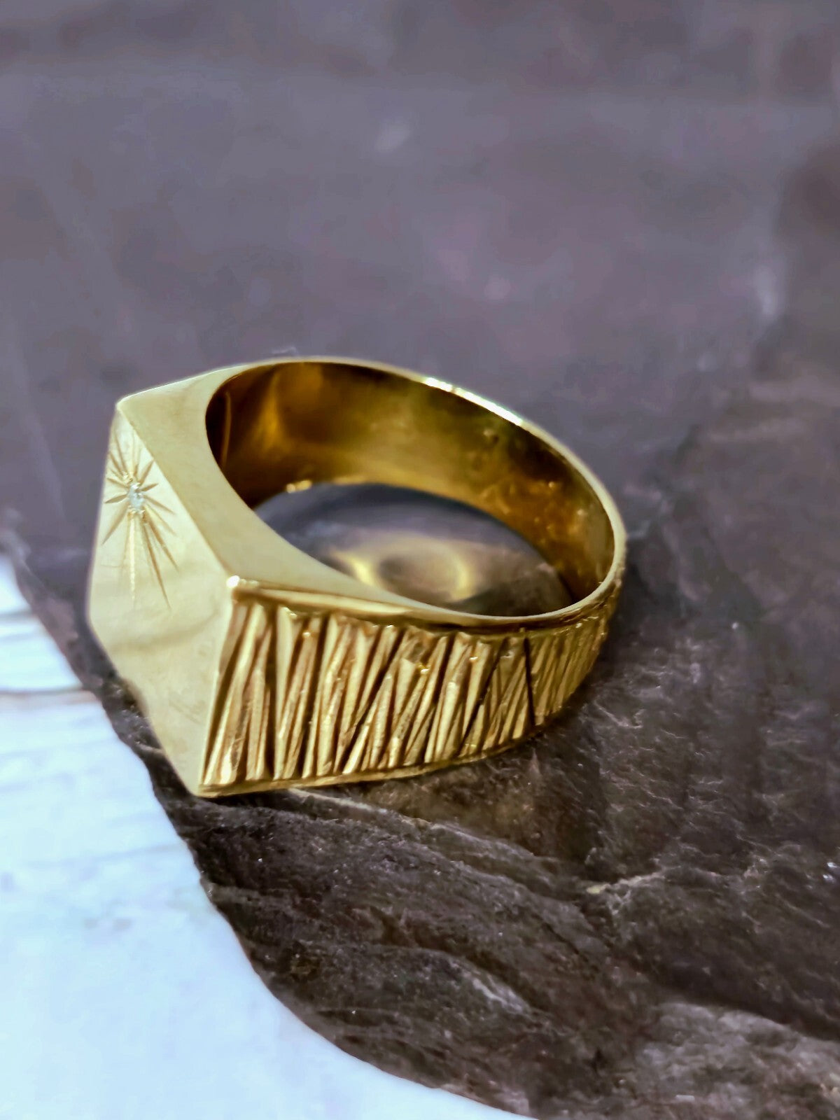 Vintage Solid 9ct Yellow Gold Signet Ring size: T+ Square with Diamond Pattern