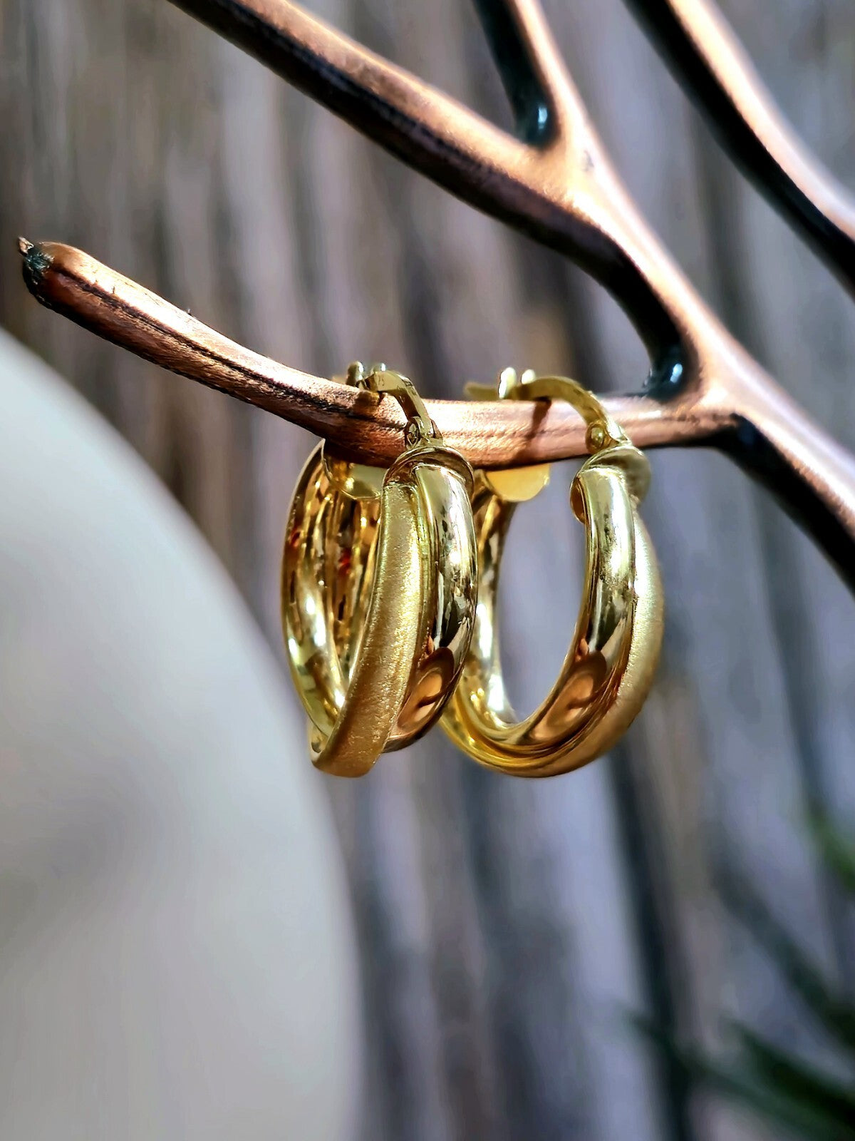 9ct Solid Yellow Gold Crossed Hoop Earrings 22mm Twist Hoops Matt/Shiny Hinge