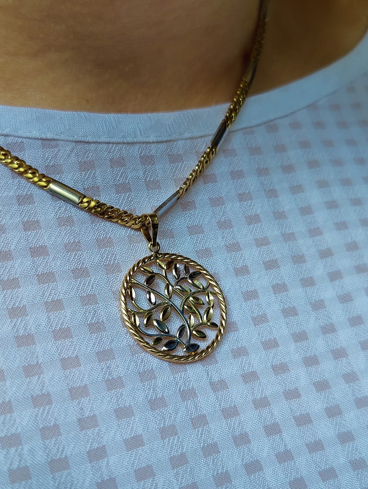 Beautiful Solid Gold 9 Carat Yellow & White Leaf Diamond Cut Pattern Pendant
