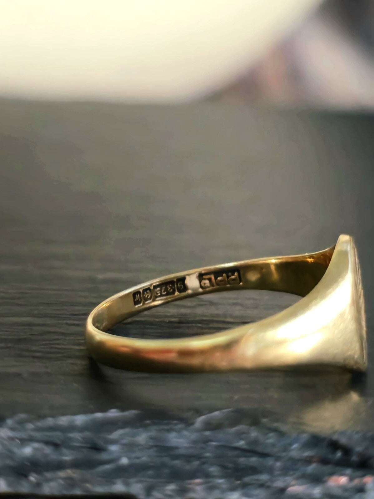 Vintage Solid 9ct Yellow Gold Oval Signet Ring size: P+ Sunburst Pattern 2.3g
