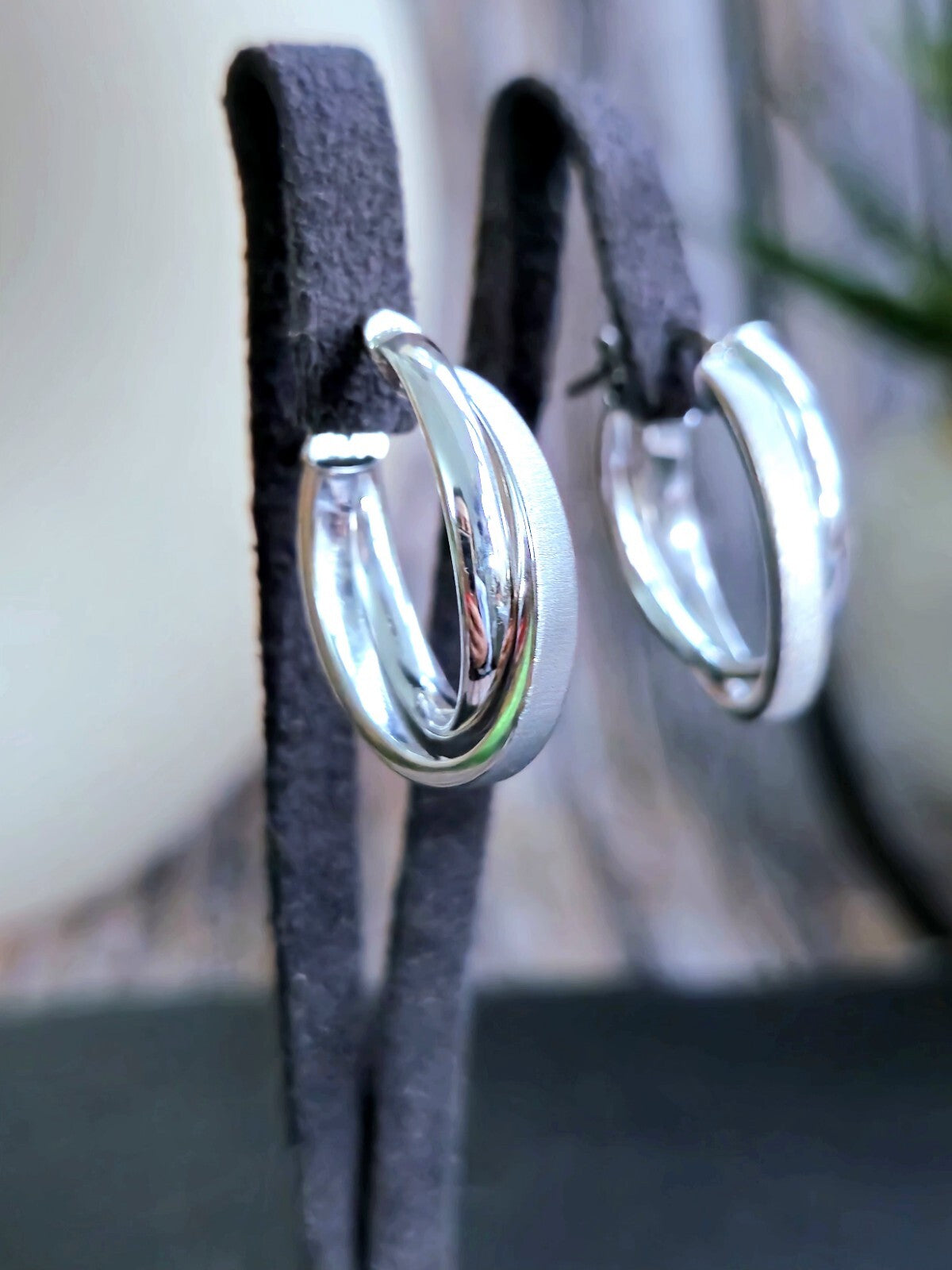9ct Solid White Gold Crossed Hoop Earrings 26mm Twist Hoops Matt/Shiny Hinge