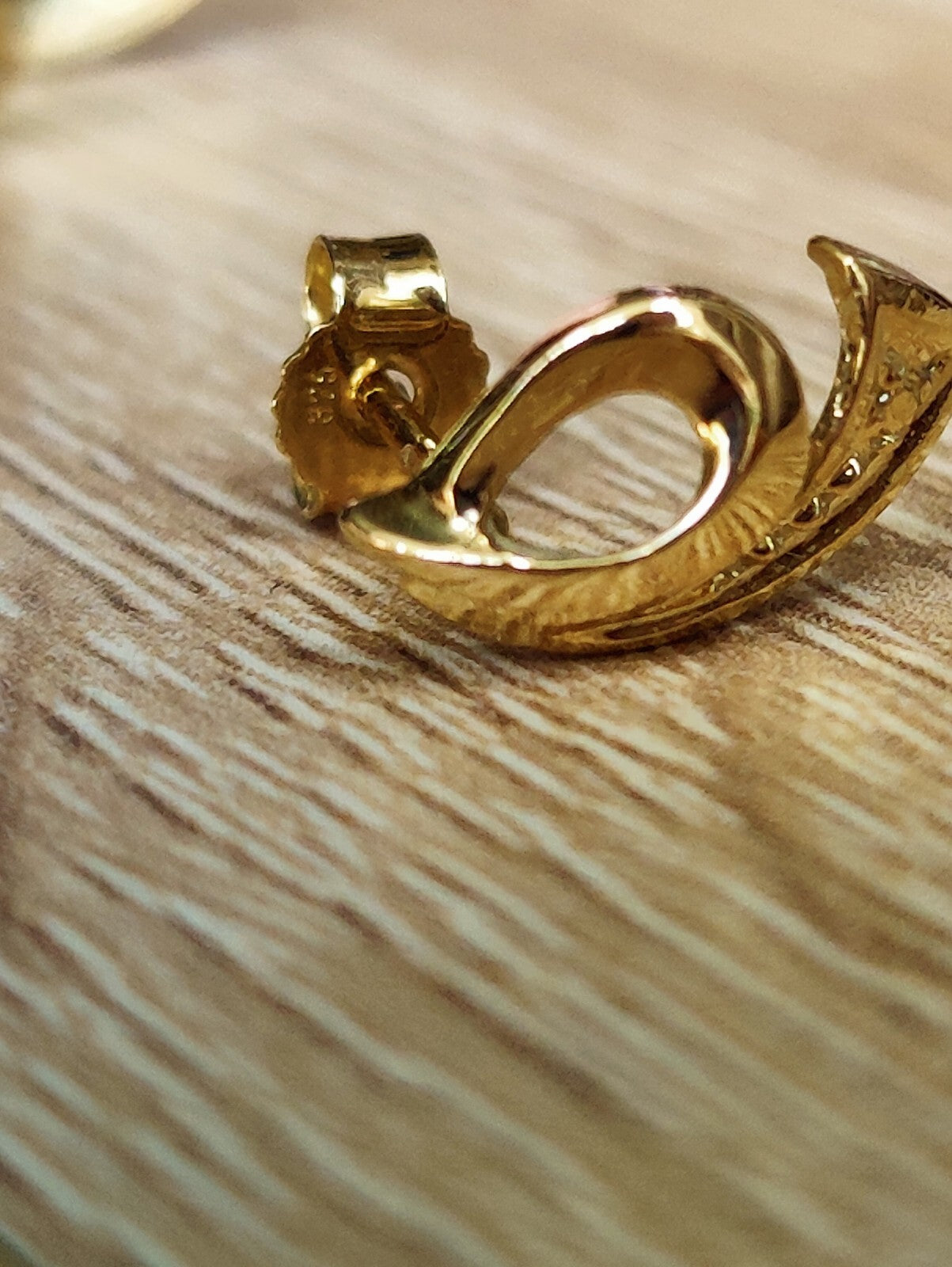 Solid 9ct Yellow Gold Knot Stud Earrings 1.4grams