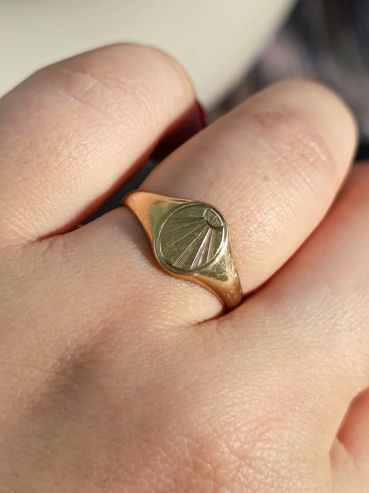 Vintage Solid 9ct Yellow Gold Oval Signet Ring size: P+ Sunburst Pattern 2.3g