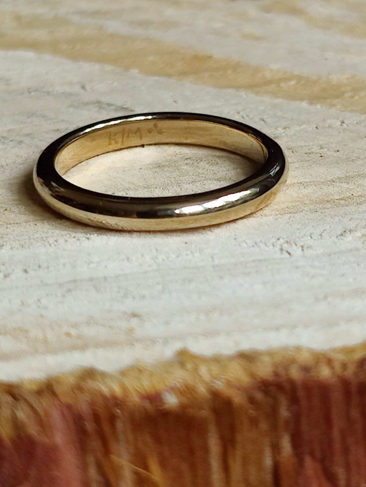 Solid 9ct yellow gold wedding band size M, with lovely engraving and diamond.