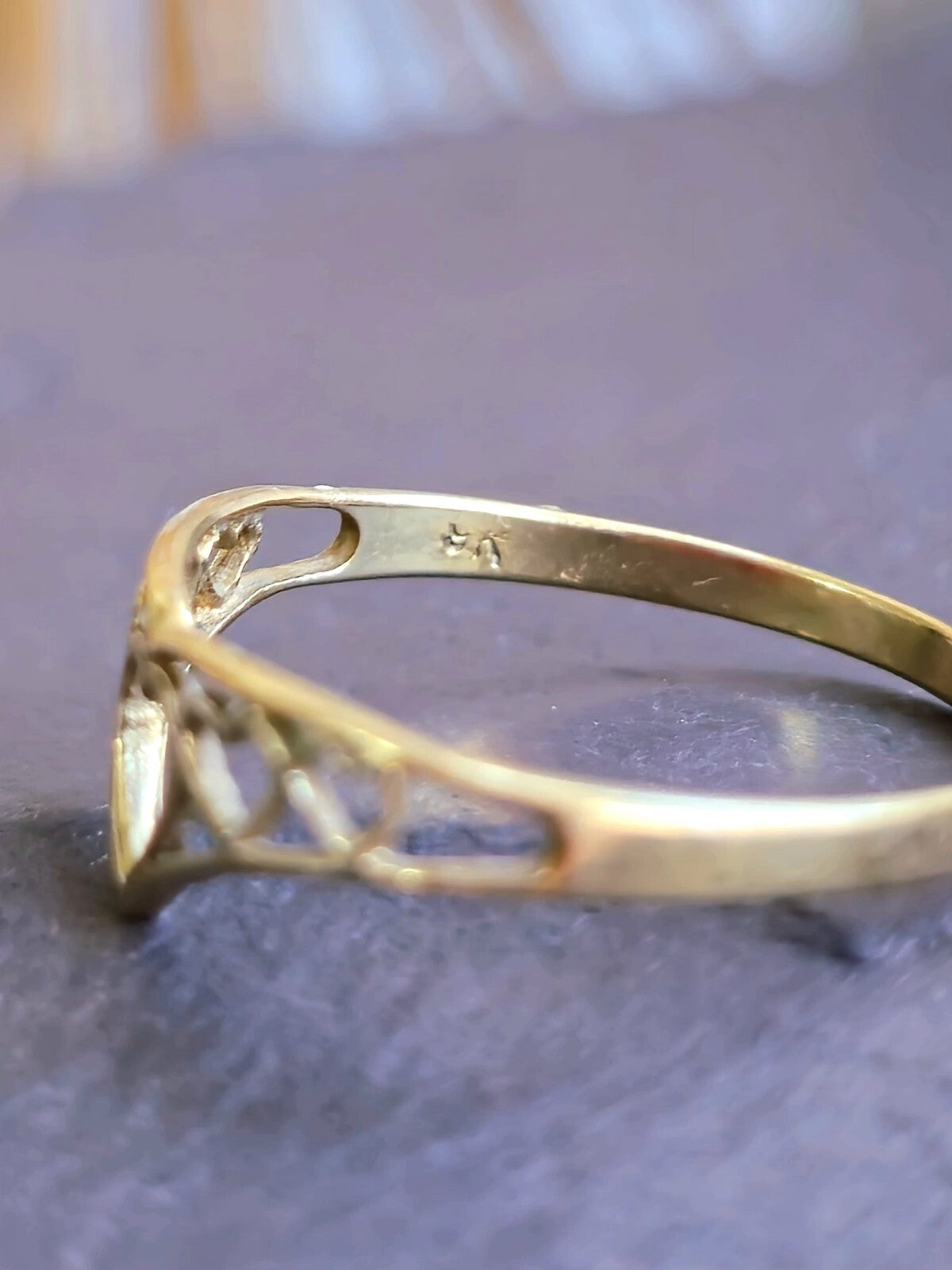 Cute 9ct Yellow Gold Ring With Hearts V Shape Size N Hallmarked
