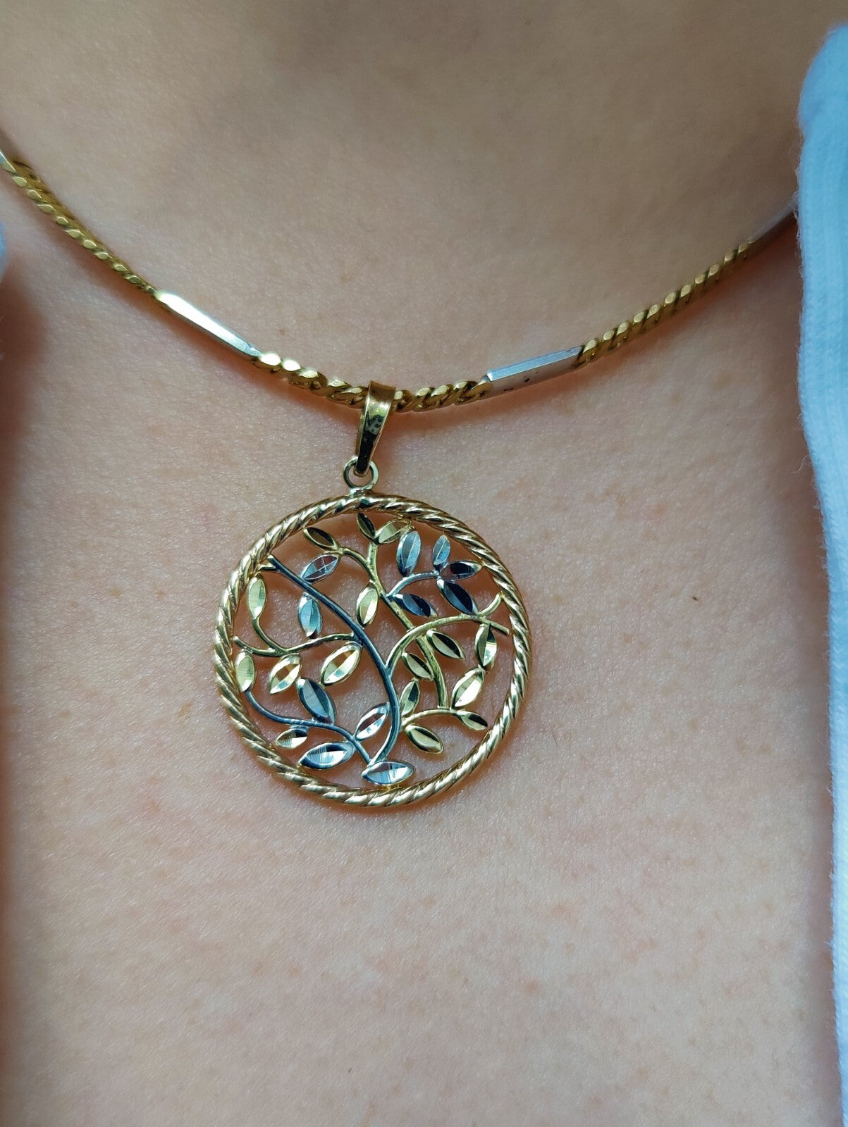 Beautiful Solid Gold 9 Carat Yellow & White Leaf Diamond Cut Pattern Pendant