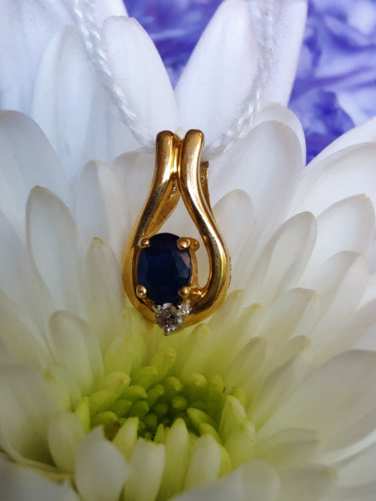 Lovely 18CT GOLD SAPPHIRE AND DIAMOND PENDANT HALLMARKED
