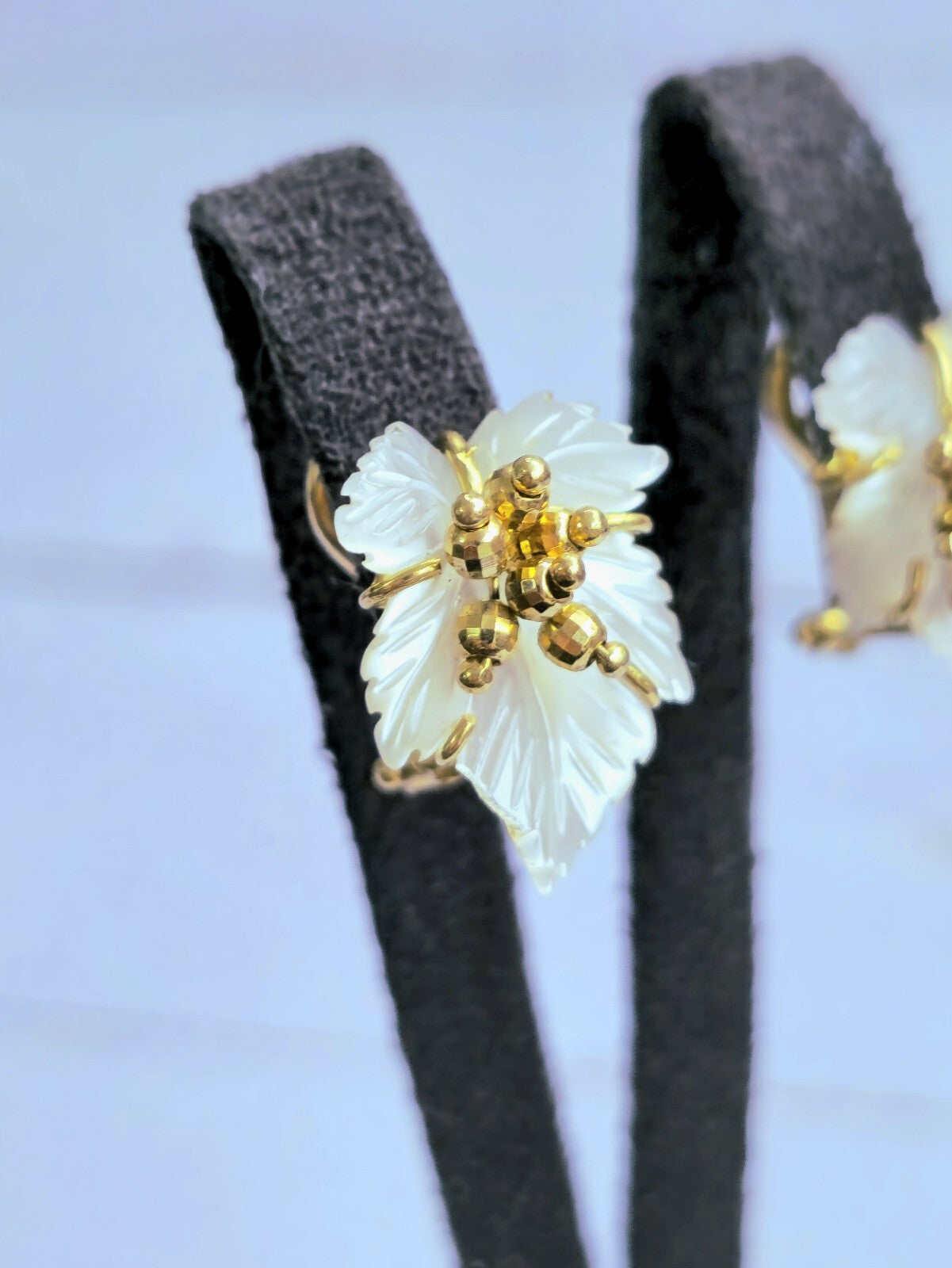 Elegant 18K Yellow Gold Mother Of Pearl Leaf Earrings Studs Omega Clasp Fancy