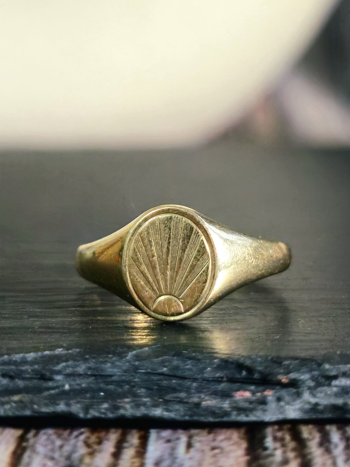 Vintage Solid 9ct Yellow Gold Oval Signet Ring size: P+ Sunburst Pattern 2.3g