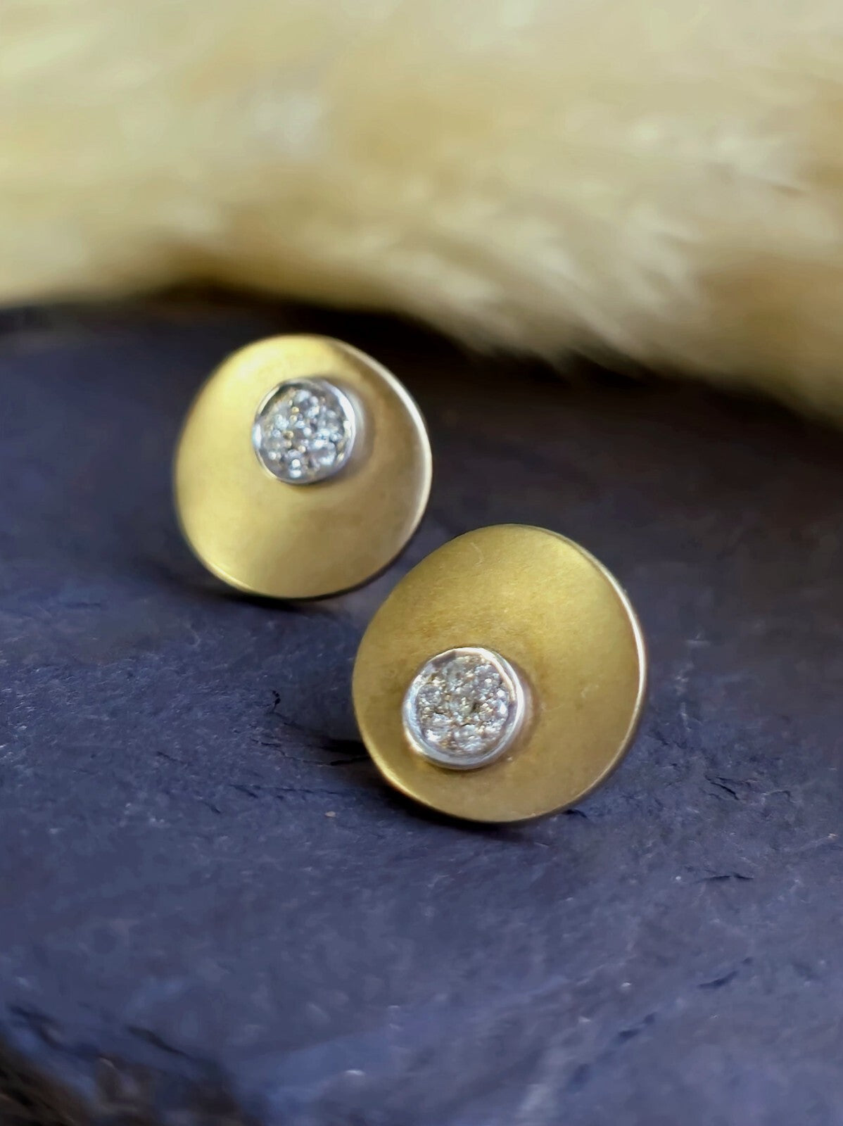 Lovely New 9ct Yellow Gold Round Matt Diamond Earrings Cute Butterfly Everyday
