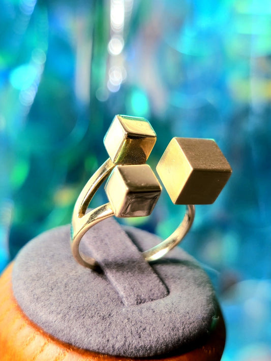 14ct Yellow Gold Ring Three Cubes Boxes size: O+ Dress Fashion Ring Hallmaked