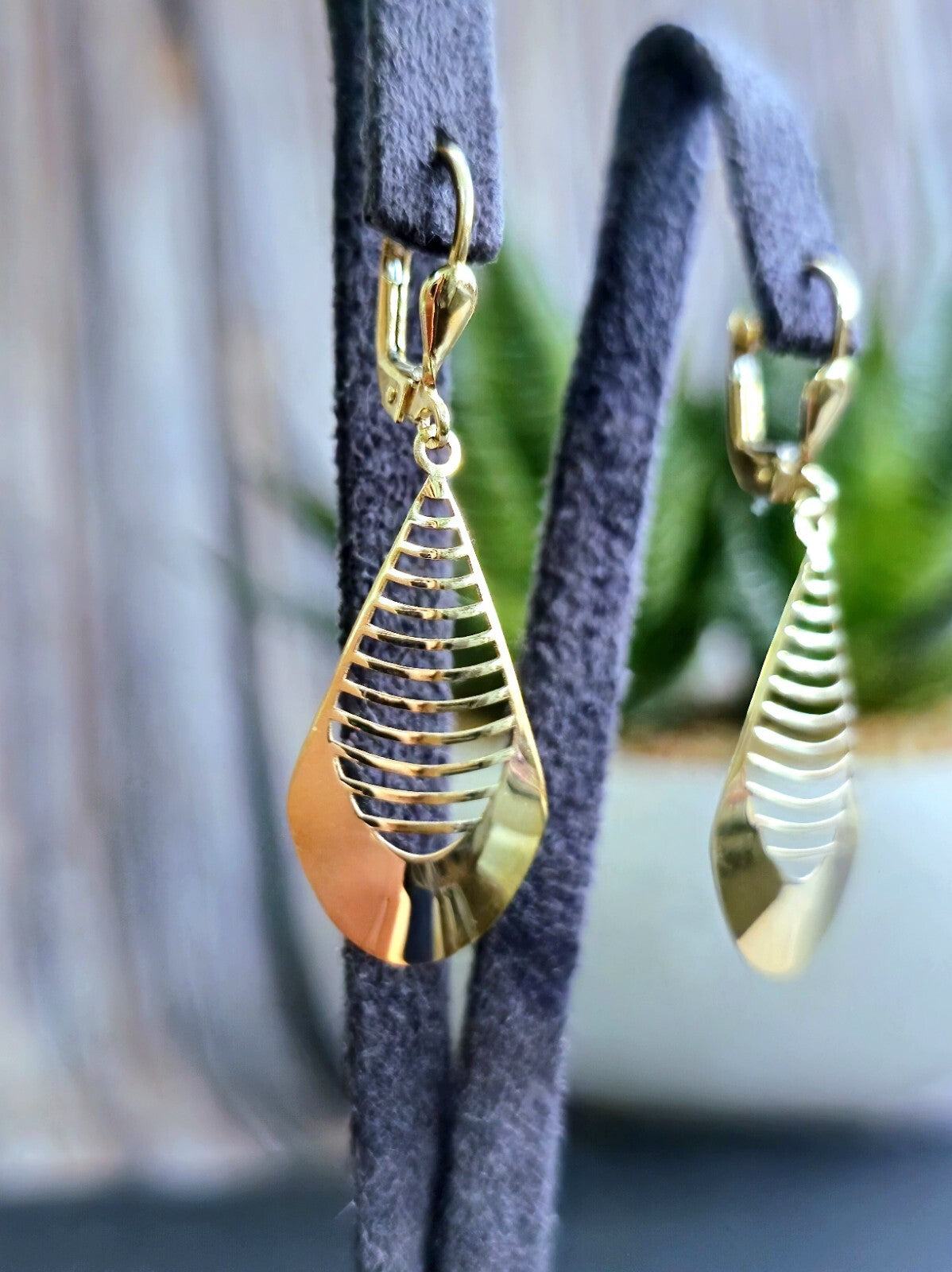 New 9ct Yellow GoldSolid Drop Dangly Earrings Lever back Hallmarked Leaf Pattern
