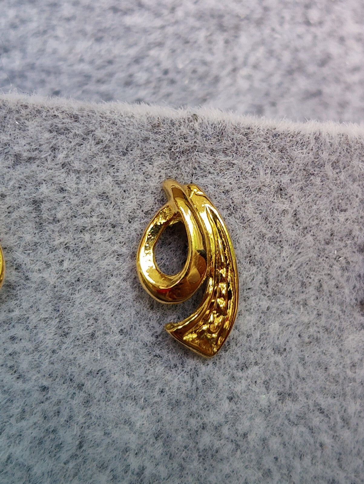 Solid 9ct Yellow Gold Knot Stud Earrings 1.4grams