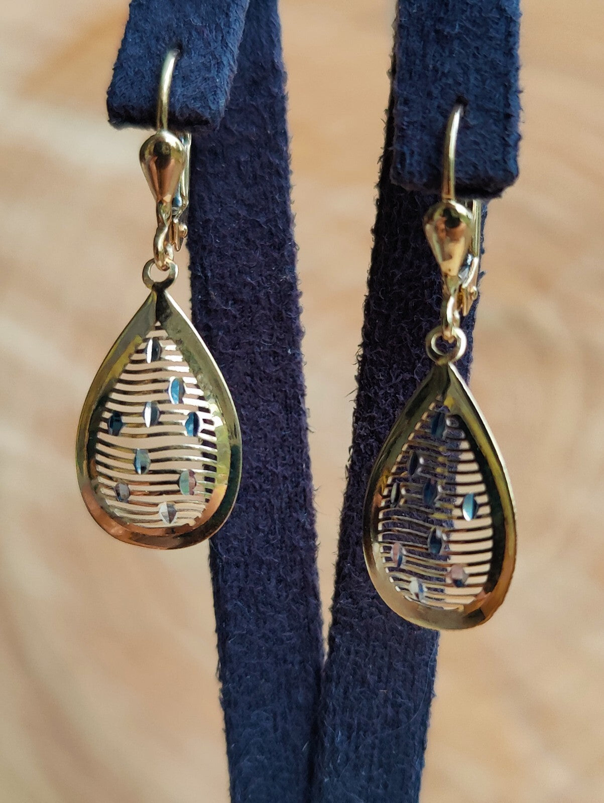 9ct Yellow Gold Drop Dangling Earrings Leverback Hallmarked Pear Shape Lovely