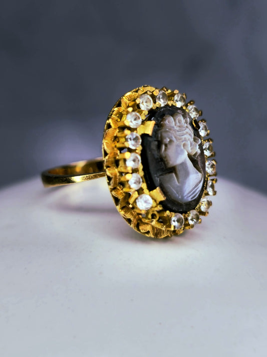 Lovely Vintage 18k Yellow Gold (750) Cocktail Ring Cameo Lady Halo 6.7g size R