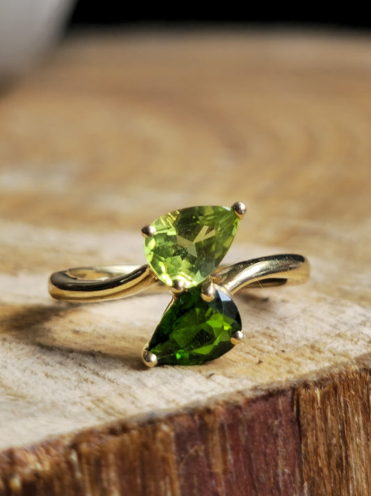 Cute 14ct Yellow Gold Two Peridots Ring Cross Ring Pear Shape Peridot size J+