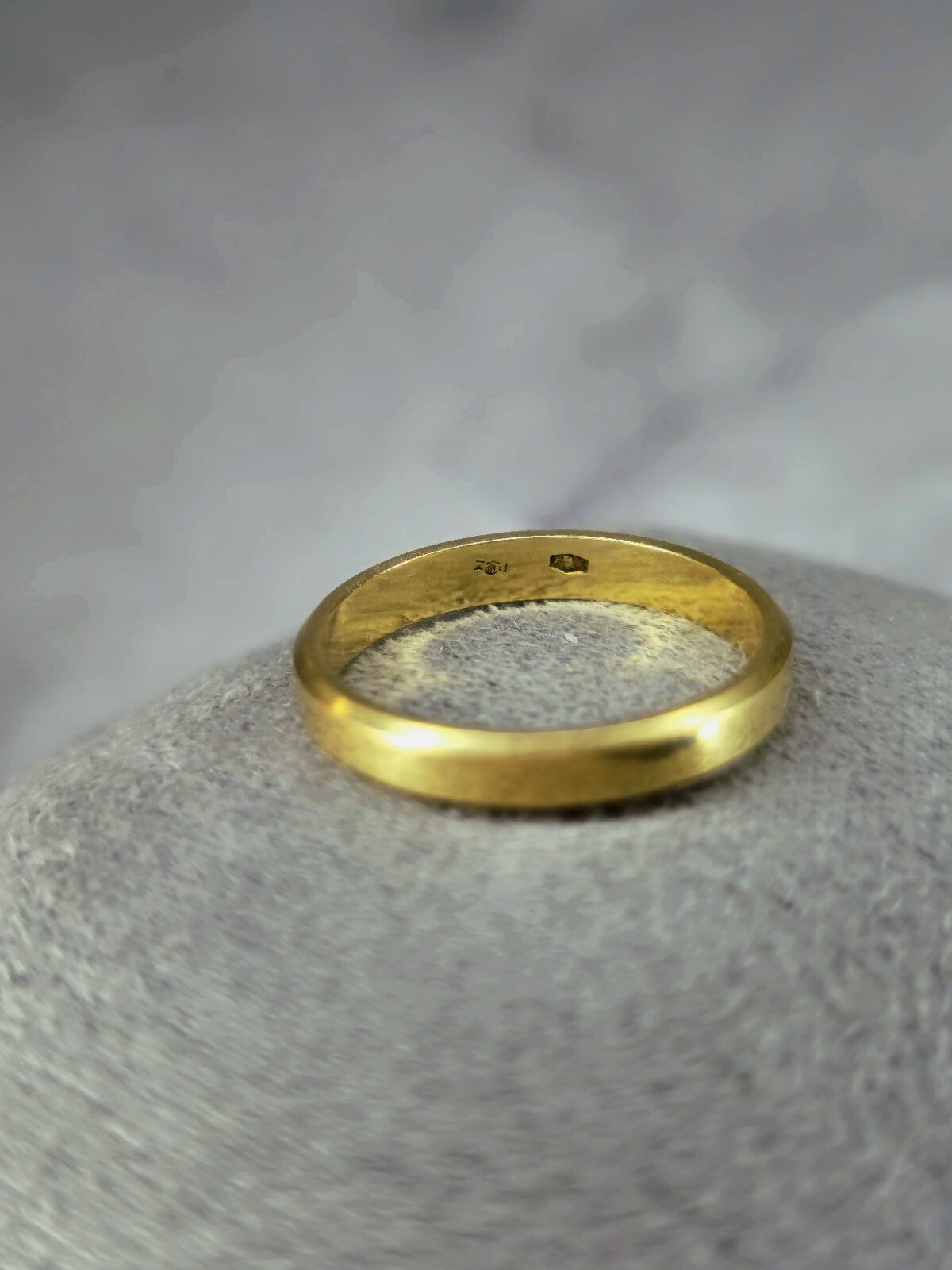 14ct Yellow gold 2.5mm Flat-flat Chamfered Edges Matt Wedding Ring M+ Band