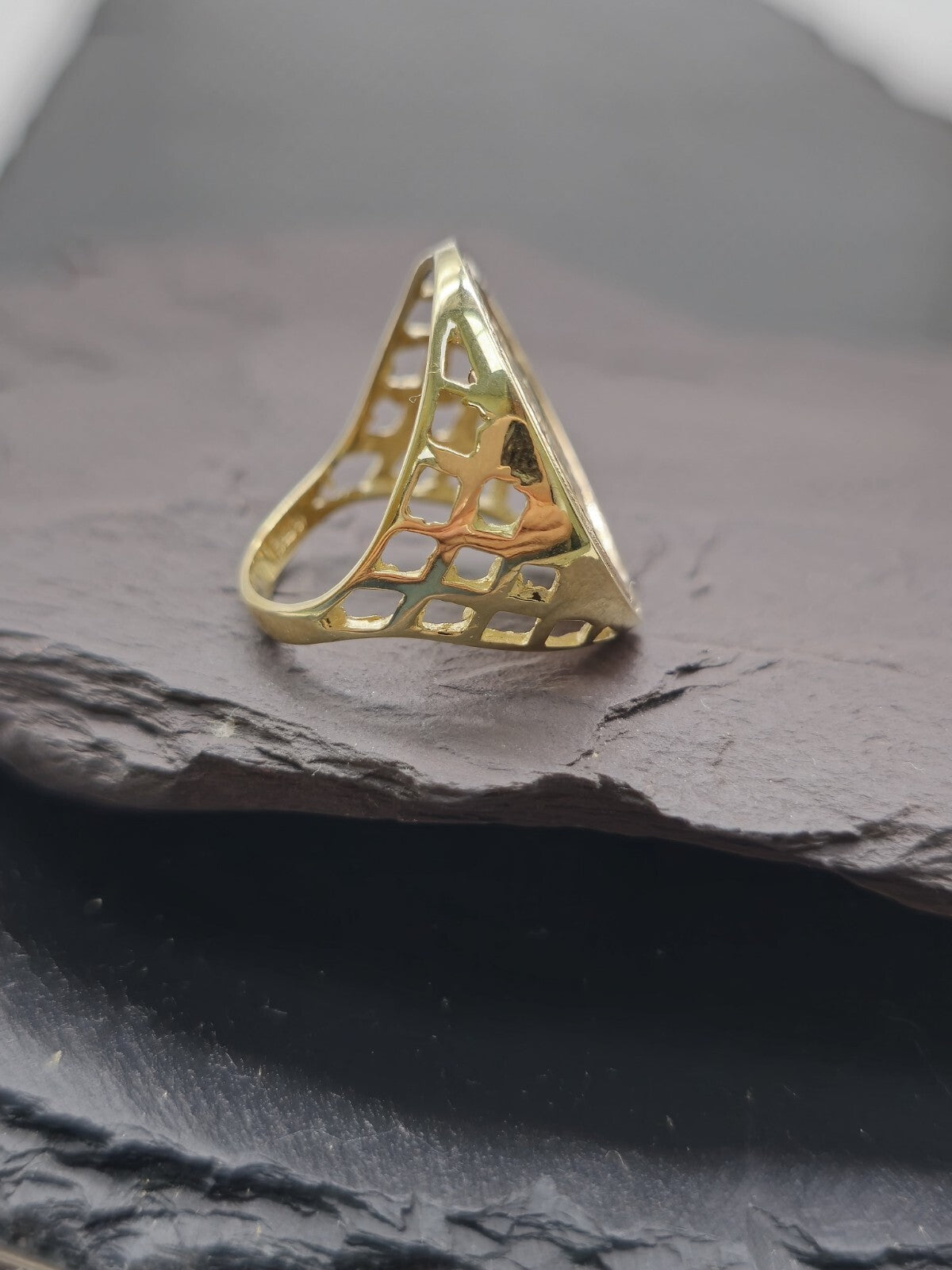 New Solid 9ct Yellow Gold Signet Full Sovereign Coin Ring size L 22mm Hallmarked