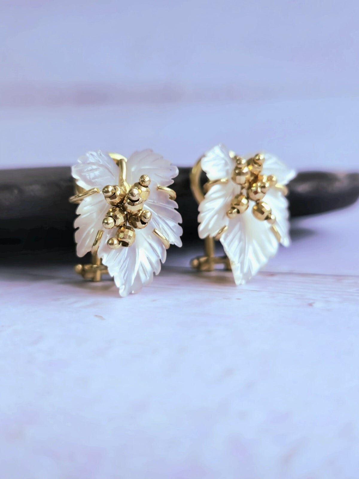Elegant 18K Yellow Gold Mother Of Pearl Leaf Earrings Studs Omega Clasp Fancy
