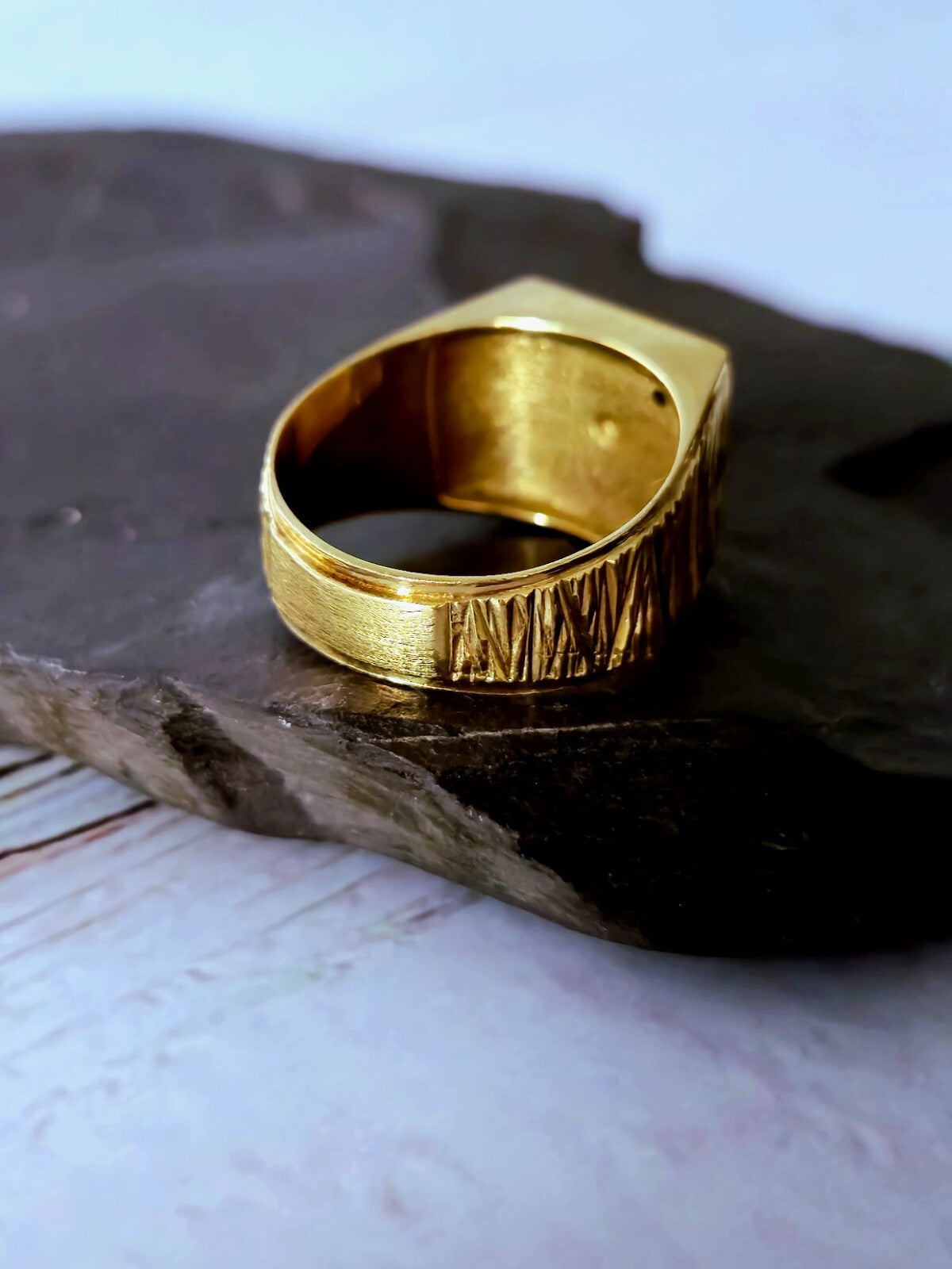 Vintage Solid 9ct Yellow Gold Signet Ring size: T+ Square with Diamond Pattern