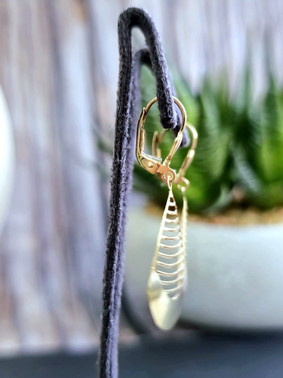 New 9ct Yellow GoldSolid Drop Dangly Earrings Lever back Hallmarked Leaf Pattern