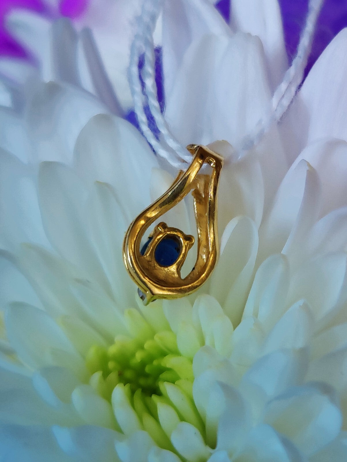 Lovely 18CT GOLD SAPPHIRE AND DIAMOND PENDANT HALLMARKED