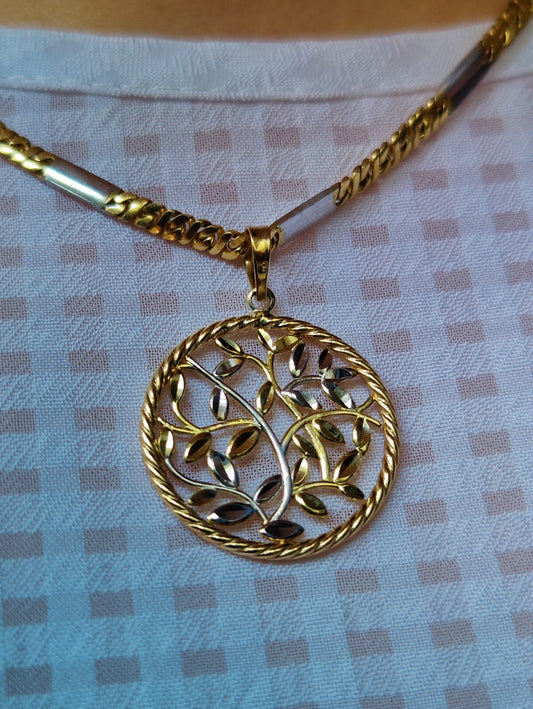 Beautiful Solid Gold 9 Carat Yellow & White Leaf Diamond Cut Pattern Pendant