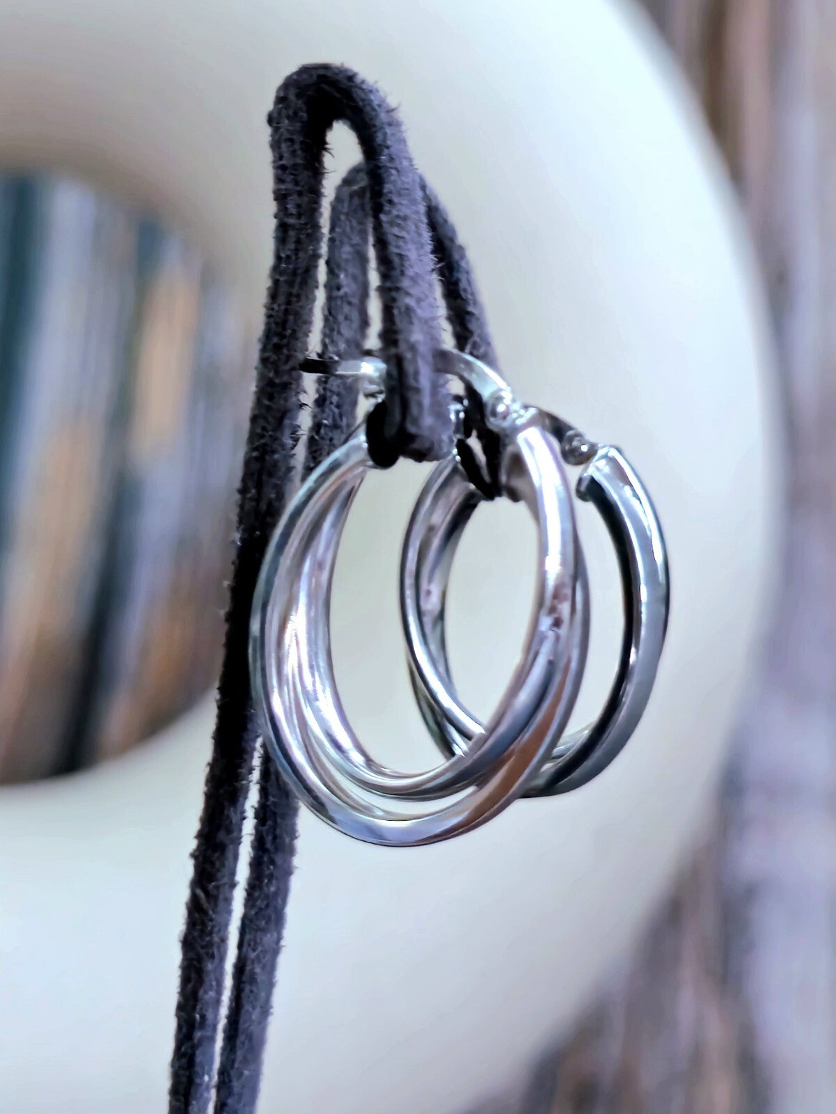 9ct Solid White Gold Crossed Hoop Earrings 26mm Twist Hoops Matt/Shiny Hinge