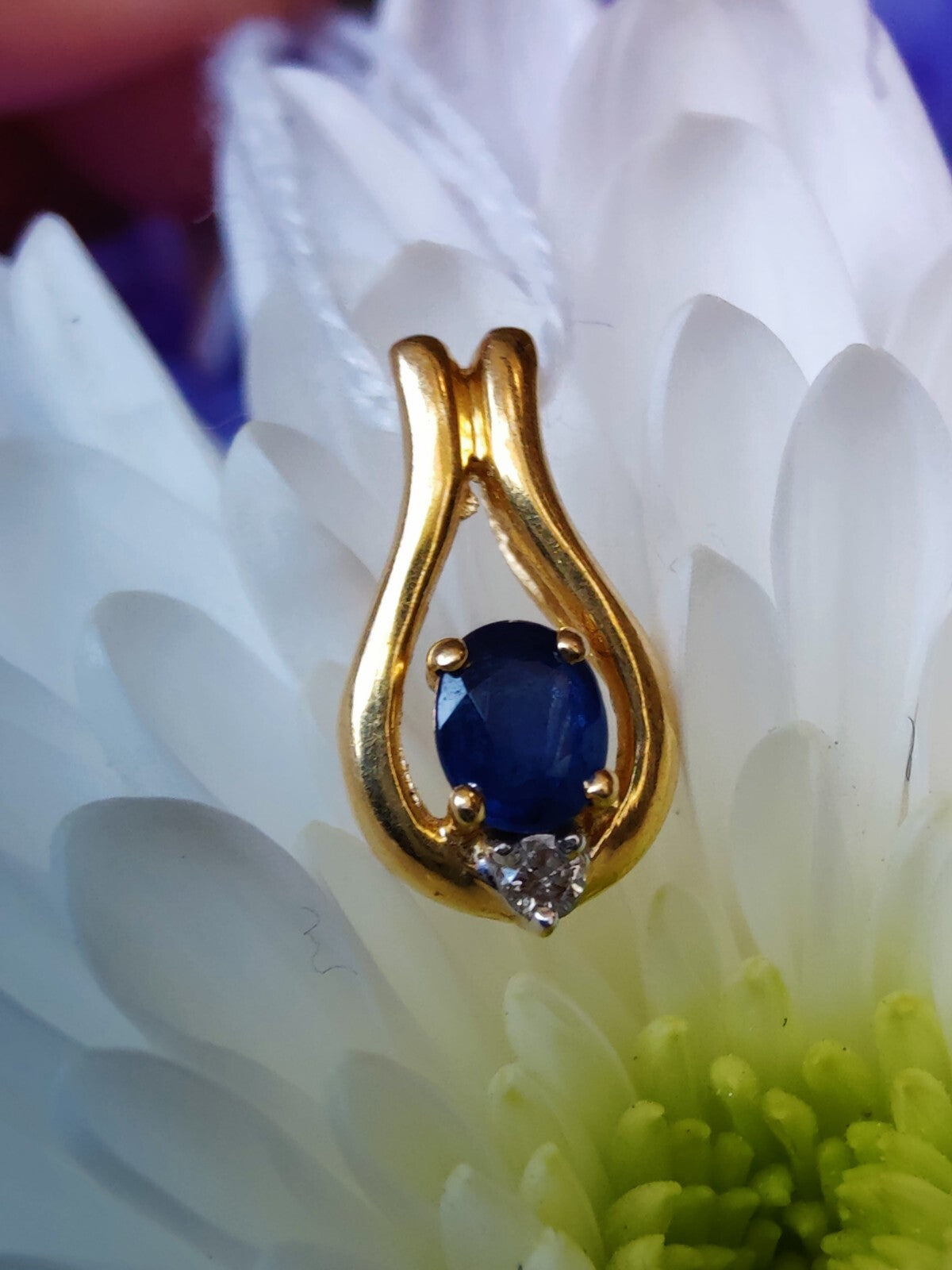 Lovely 18CT GOLD SAPPHIRE AND DIAMOND PENDANT HALLMARKED