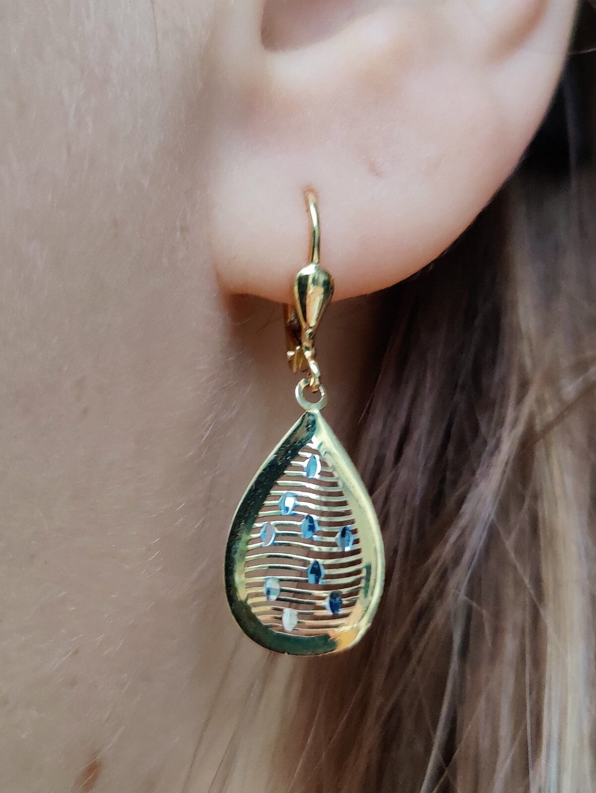 9ct Yellow Gold Drop Dangling Earrings Leverback Hallmarked Pear Shape Lovely