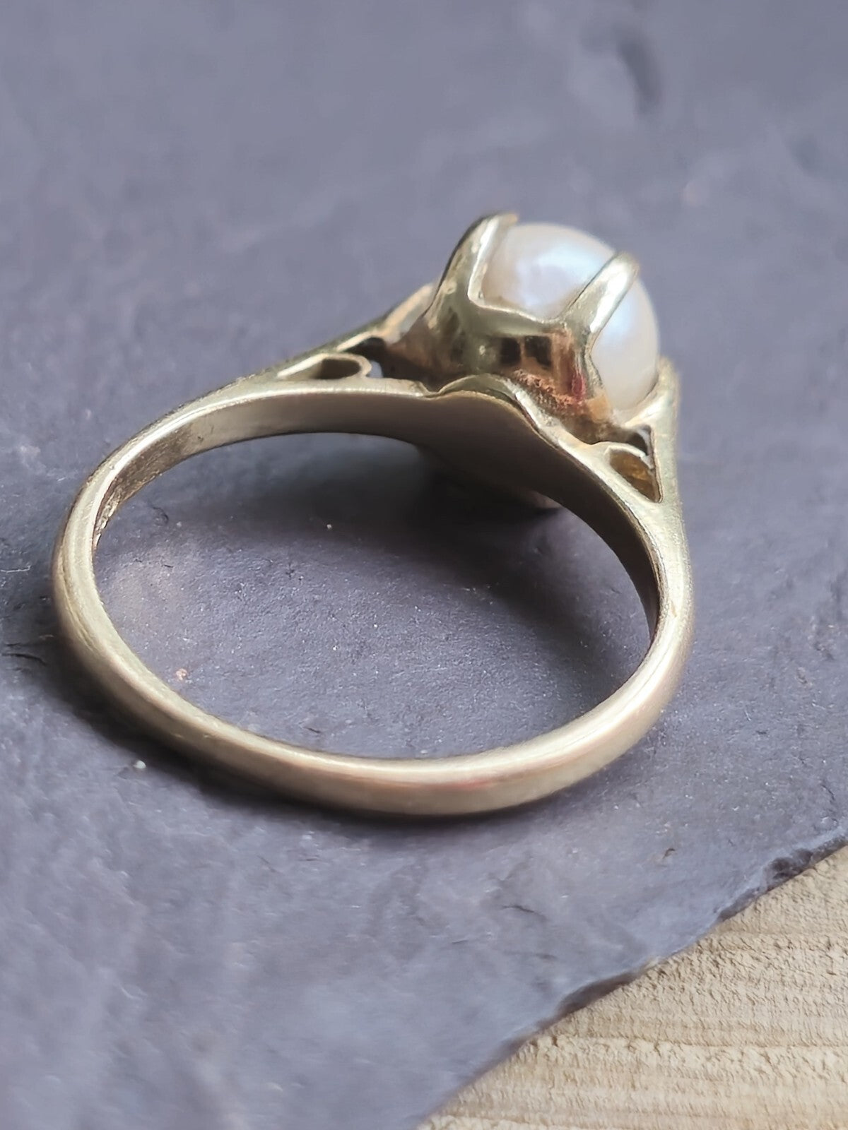 Solid 9ct Yellow Gold Natural Sea Water Pearl Ring Claw Set size M Hallmarked
