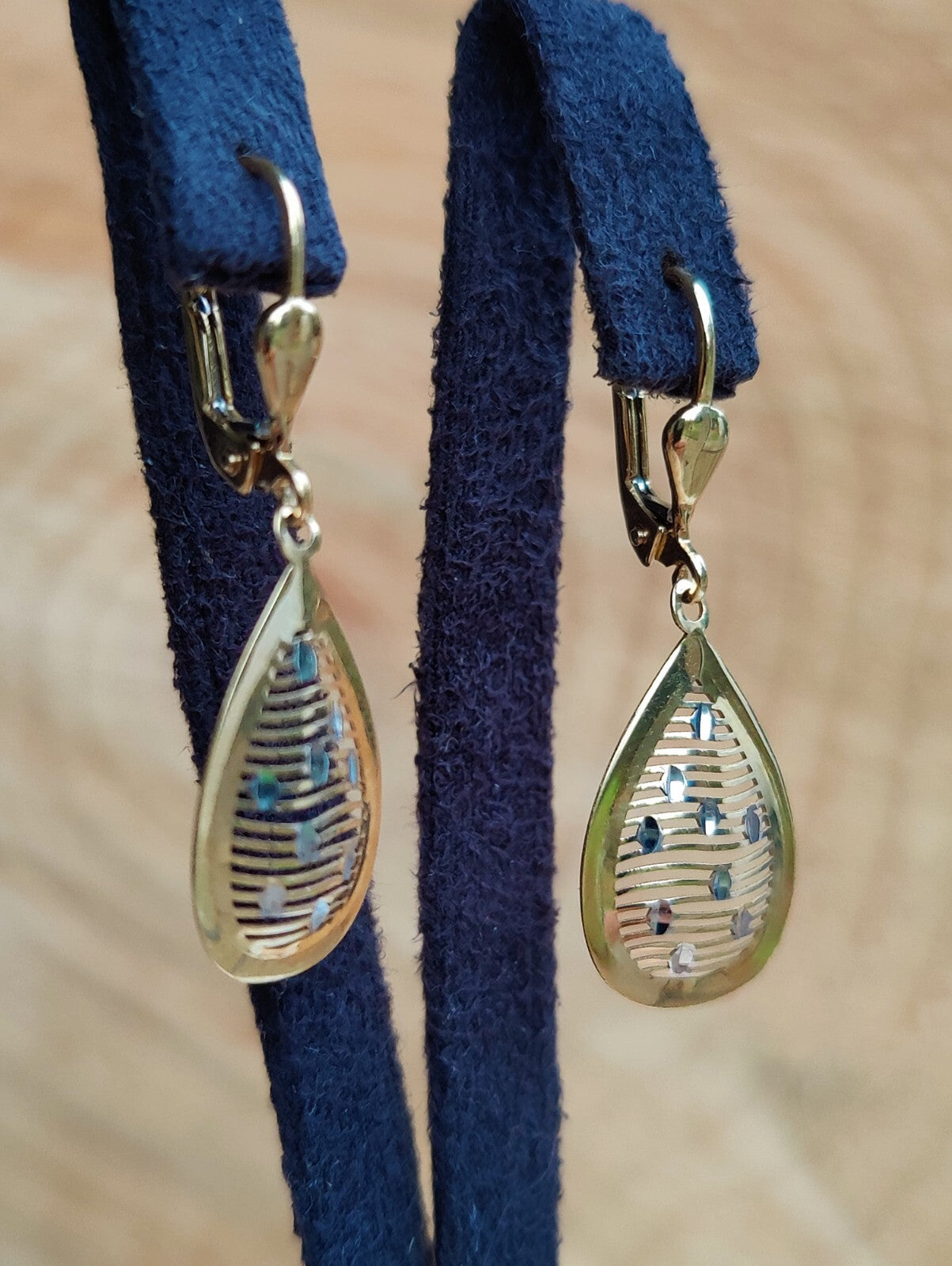 9ct Yellow Gold Drop Dangling Earrings Leverback Hallmarked Pear Shape Lovely