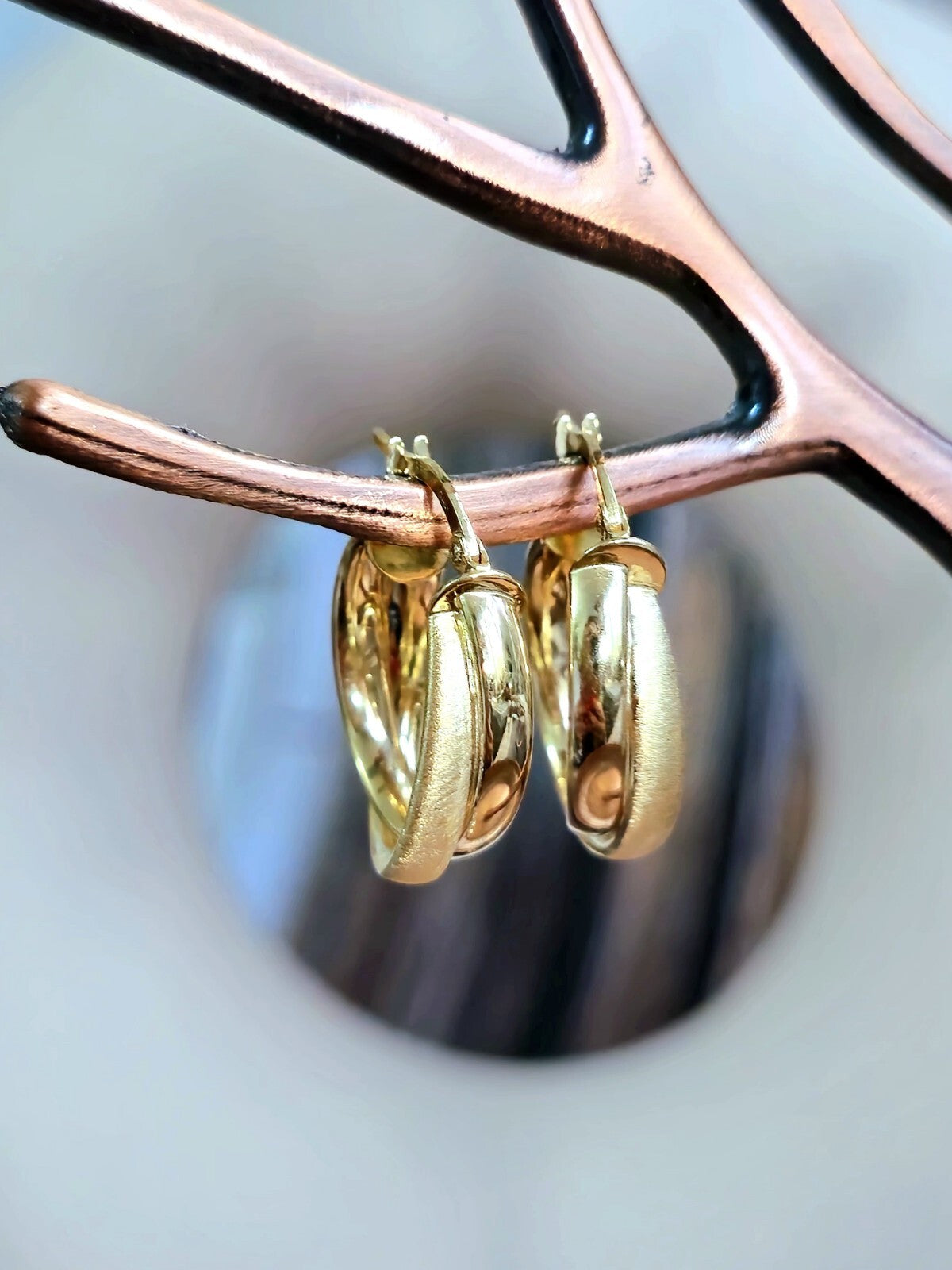 9ct Solid Yellow Gold Crossed Hoop Earrings 22mm Twist Hoops Matt/Shiny Hinge
