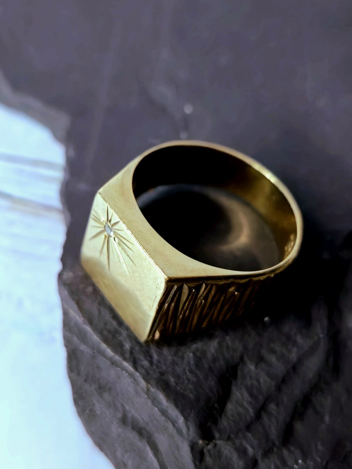 Vintage Solid 9ct Yellow Gold Signet Ring size: T+ Square with Diamond Pattern