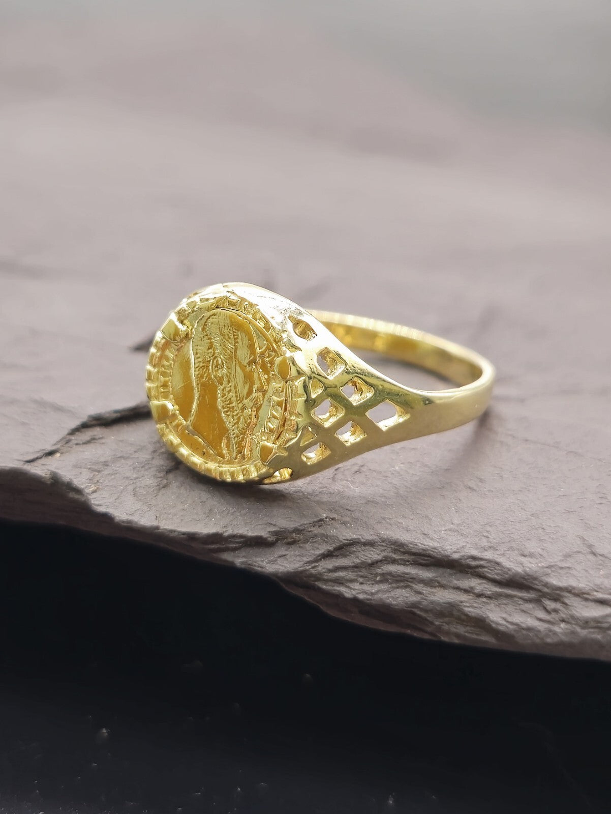 New 9ct Yellow Gold Signet Small Coin-Looking Like Ring size M Pinky Finger