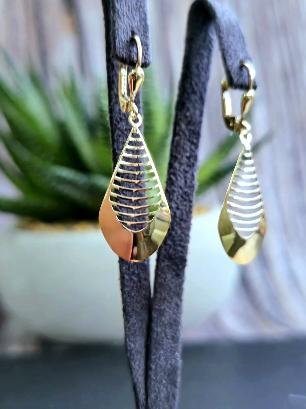New 9ct Yellow GoldSolid Drop Dangly Earrings Lever back Hallmarked Leaf Pattern