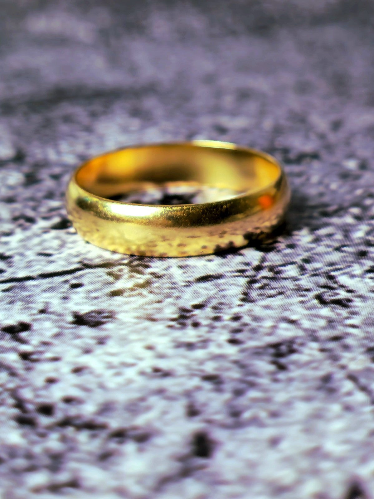 Solid 9ct yellow gold wedding band size P fully hallmarked, 4.5mm wide