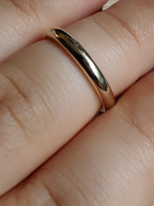Solid 9ct yellow gold wedding band size M, with lovely engraving and diamond.