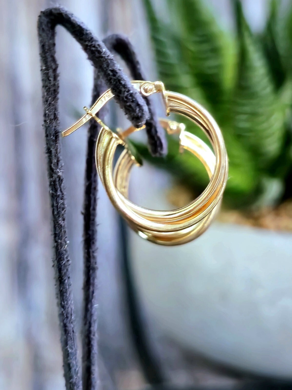 9ct Solid Yellow Gold Crossed Hoop Earrings 22mm Twist Hoops Matt/Shiny Hinge