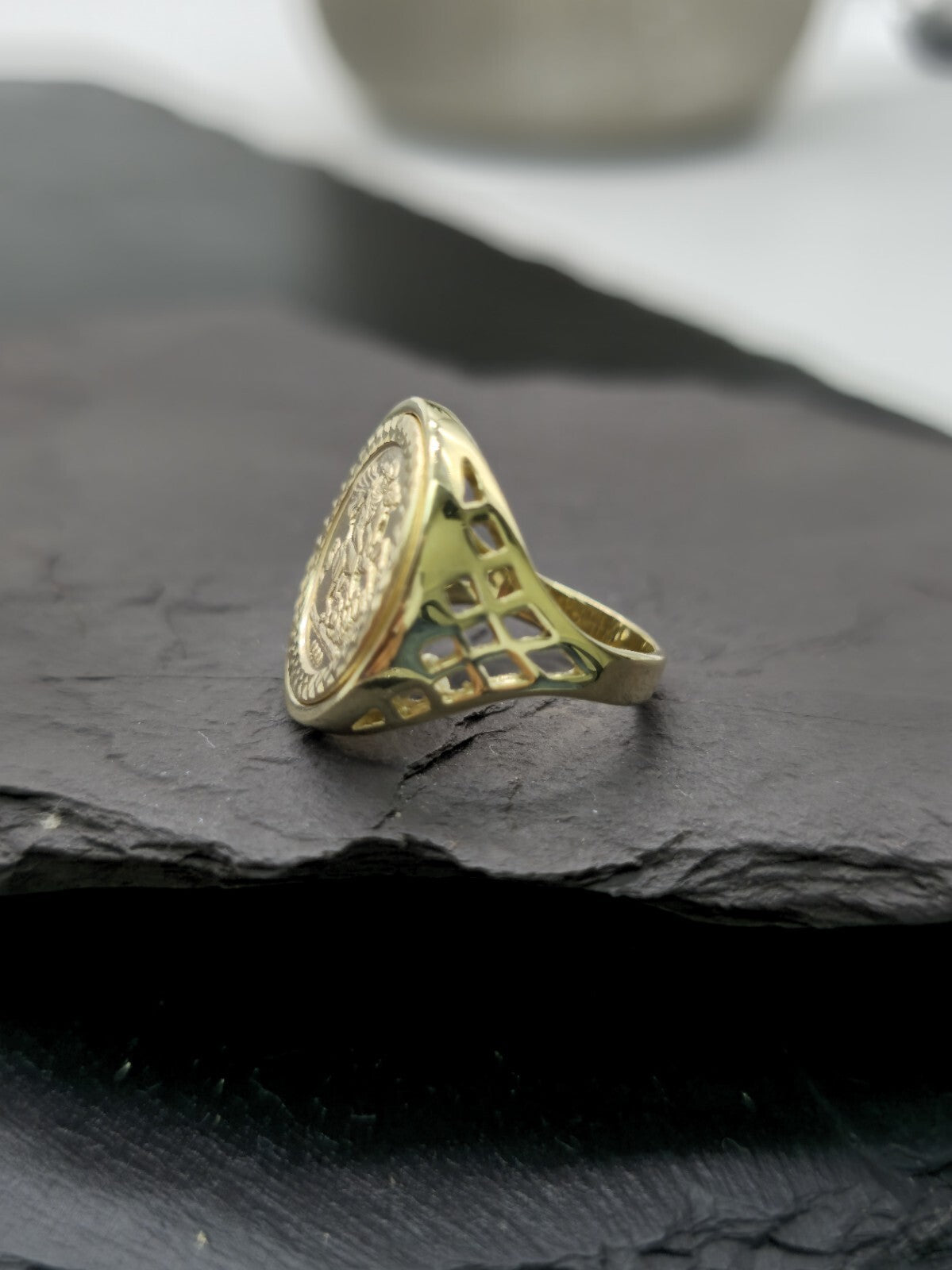 New Solid 9ct Yellow Gold Signet Half Sovereign Coin Ring size K Hallmakerd 19mm