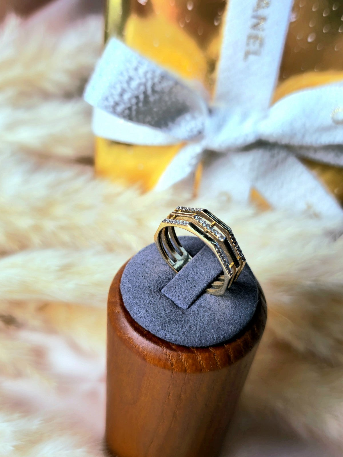 New 9ct Yellow Gold Triple Row Hexagon Shape C/Z Ring size: P see-through Band
