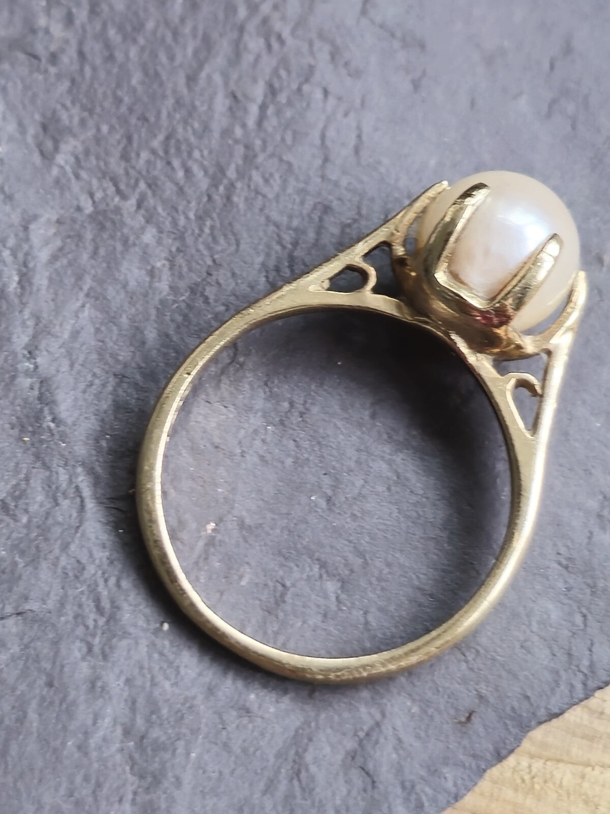Solid 9ct Yellow Gold Natural Sea Water Pearl Ring Claw Set size M Hallmarked