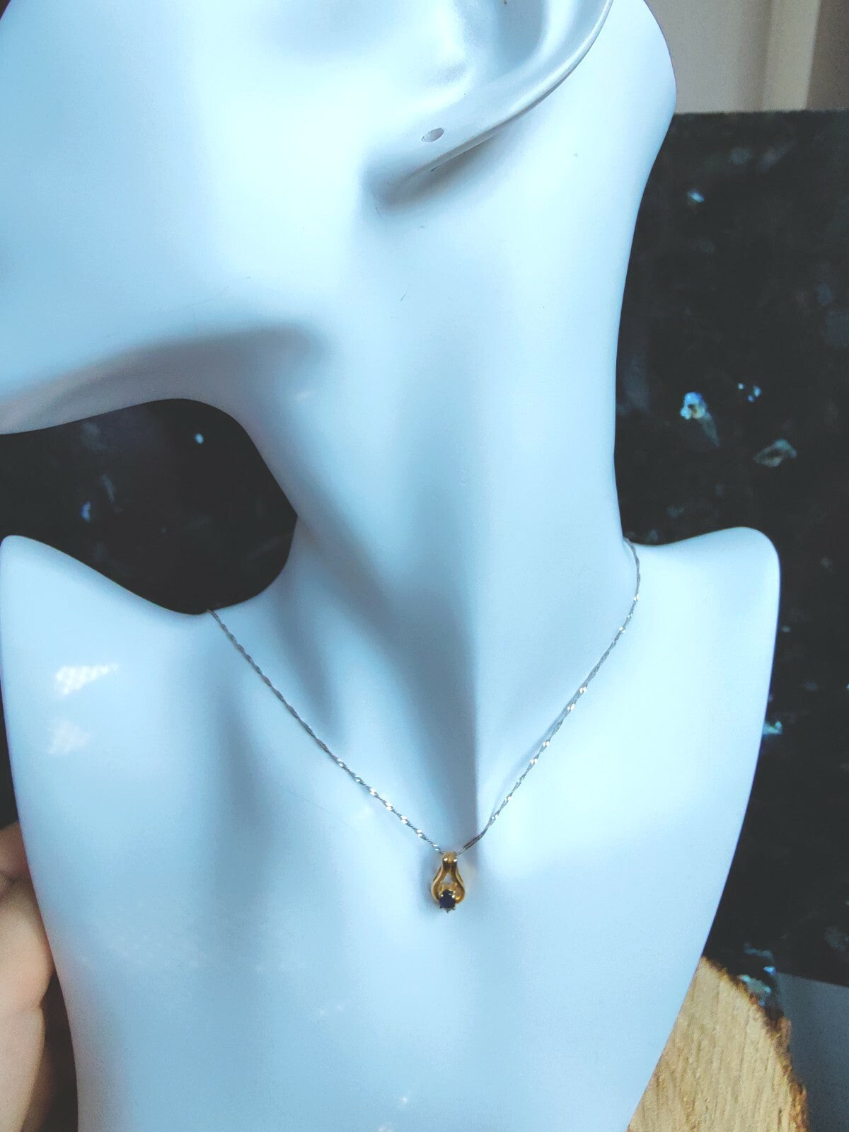 Lovely 18CT GOLD SAPPHIRE AND DIAMOND PENDANT HALLMARKED