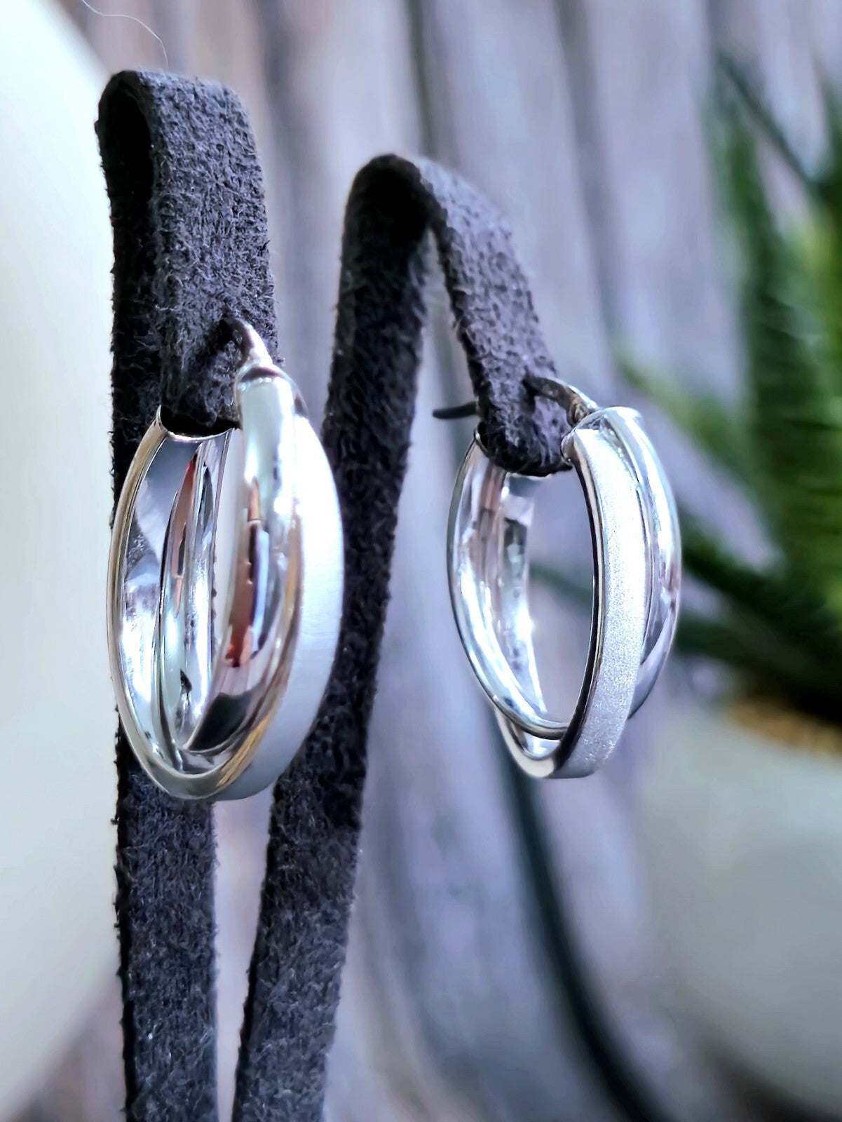 9ct Solid White Gold Crossed Hoop Earrings 26mm Twist Hoops Matt/Shiny Hinge